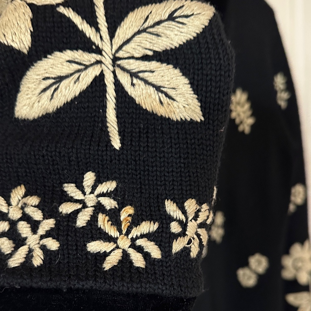 Elegant Black Floral Embroidered sweater coat - Picture 5 of 6